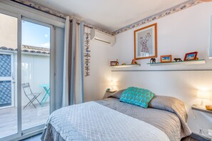 2 slaapkamers, een strijkplank/strijkijzer, beddengoed