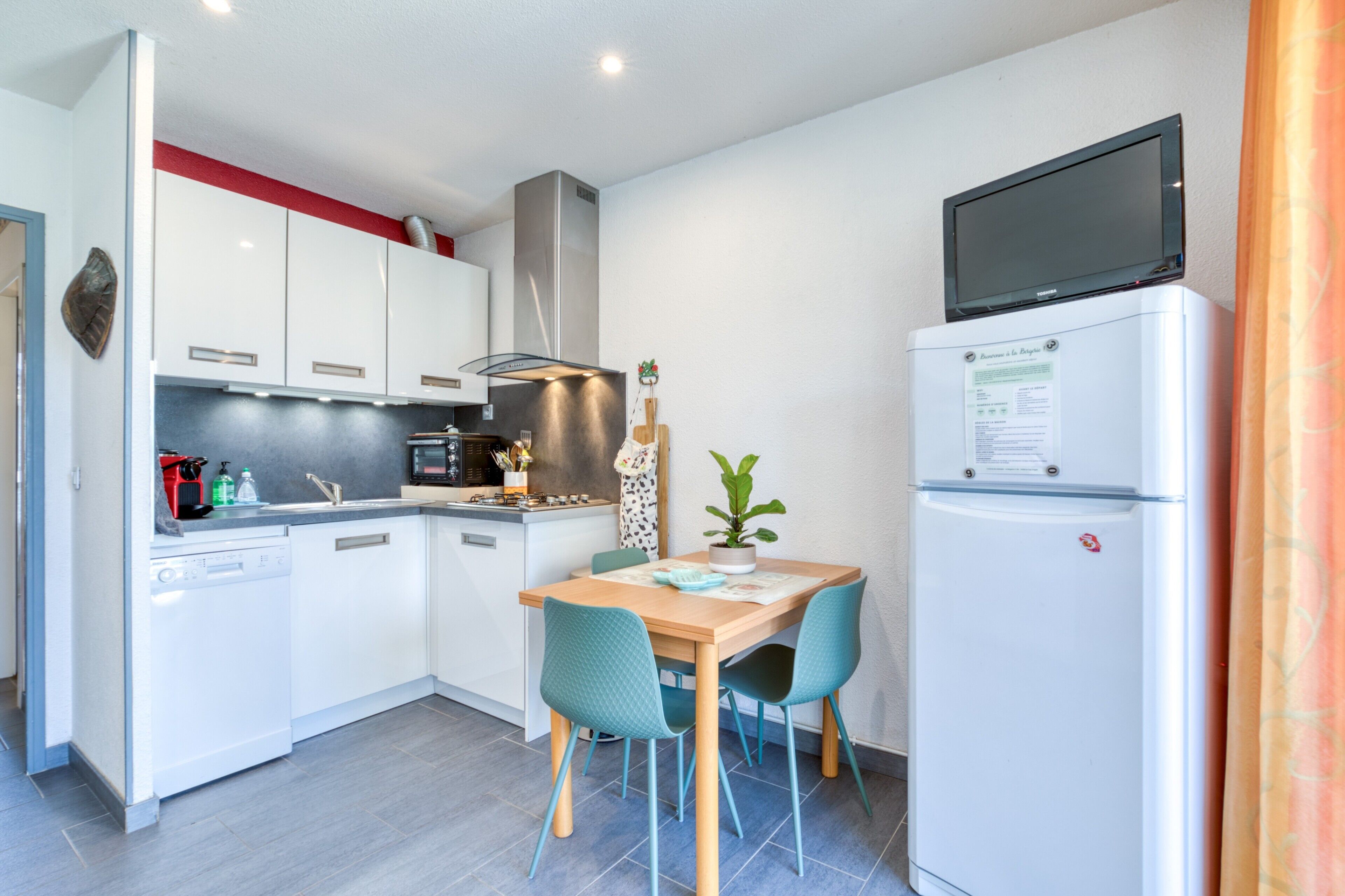 Jääkaappi, mikroaaltouuni, uuni, liesi