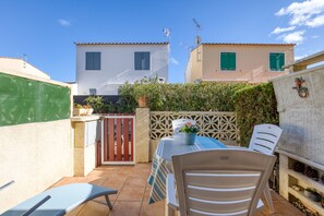 Outdoor dining - Vacation Home "Villa Almina" with Shared Pool & Private Terraces (Agde)