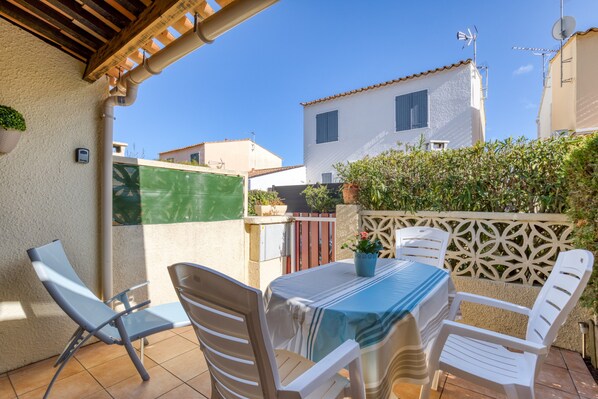 Outdoor dining - Vacation Home "Villa Almina" with Shared Pool & Private Terraces (Agde)