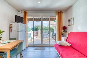 TV, stereo - Vacation Home "Villa Almina" with Shared Pool & Private Terraces (Agde)