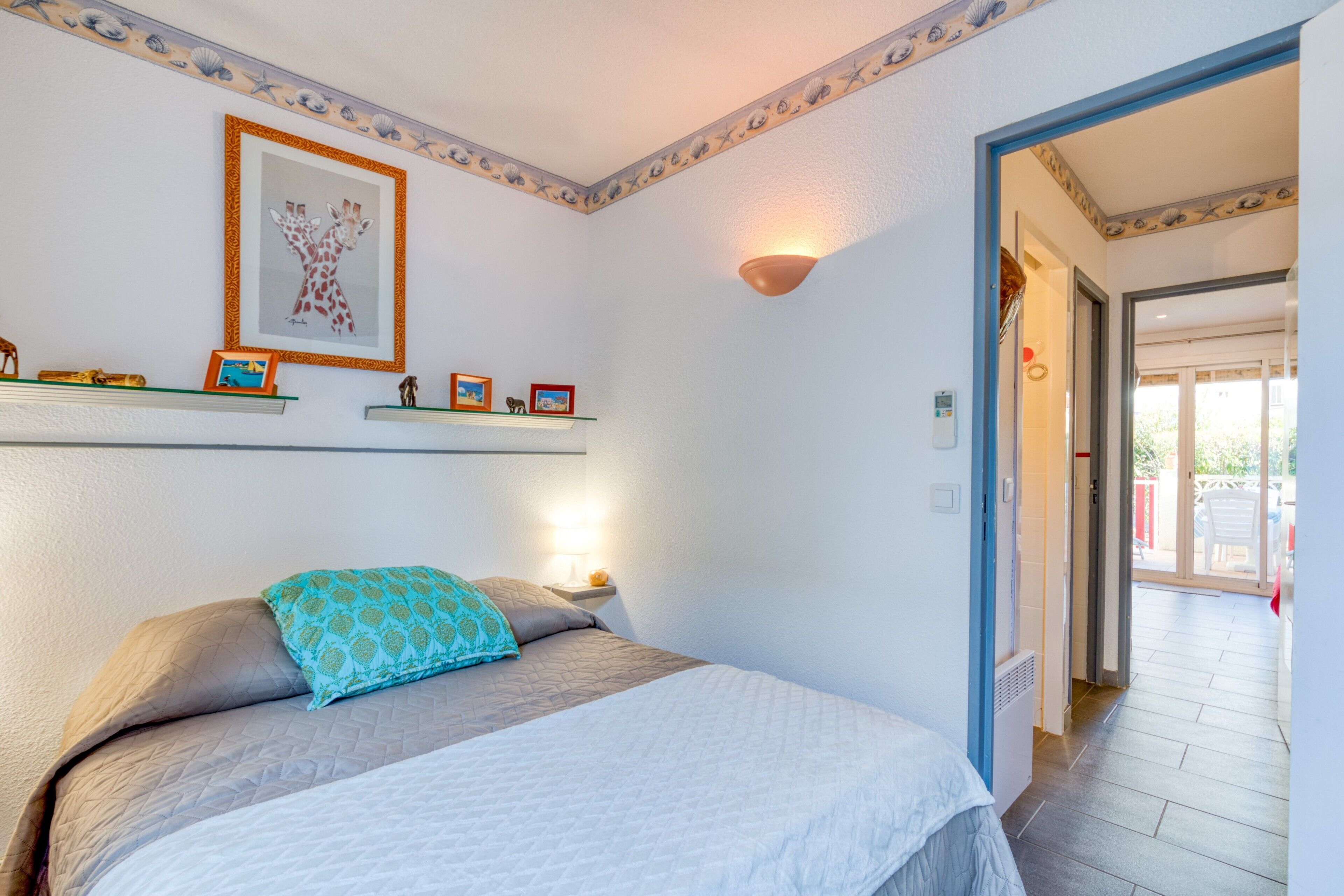 2 makuuhuonetta, silitysrauta/-lauta, vuodevaatteet