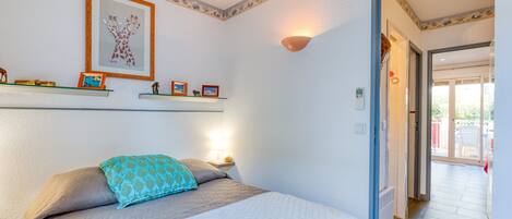 2 chambres, fer et planche à repasser, draps fournis