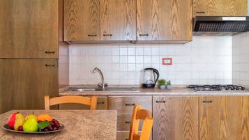 Frigorifero, microonde, forno, piano cottura
