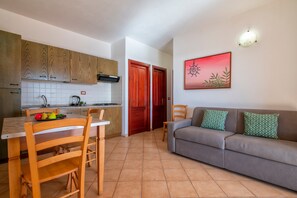 TV - Apartment 'Rosa's' with Sea View and Private Terrace (Isola Rossa)