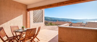 Apartment 'Rosa's' with Sea View and Private Terrace