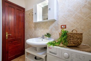 Shower, hair dryer, towels - Apartment 'Rosa's' with Sea View and Private Terrace (Isola Rossa)