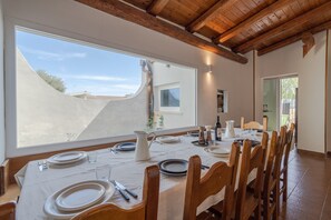 Dining - Villa 'Benedetta' with Sea View, Wi-Fi and Air Conditioning (Fontane Bianche)