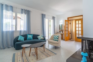 A living room with a sofa, armchair, coffee table, and a fireplace. - Villa 'Benedetta' with Sea View, Wi-Fi and Air Conditioning (Fontane Bianche)
