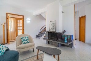 Interior - Villa 'Benedetta' with Sea View, Wi-Fi and Air Conditioning (Fontane Bianche)