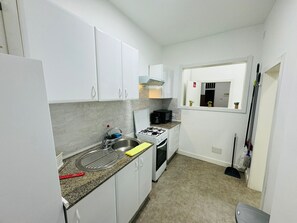 Frigorifero, microonde, forno, piano cottura