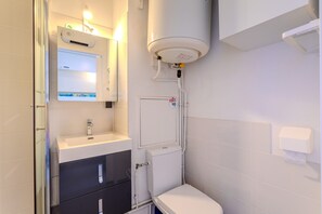 Douche, sèche-cheveux, serviettes fournies