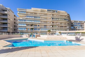 Pool - Studio Apartment 'Vue Mer' with Sea View, Wi-Fi and Air Conditioning (Canet-en-Roussillon)