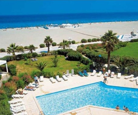 Pool. Studio Apartment 'Vue Mer' with Sea View, Wi-Fi and Air Conditioning