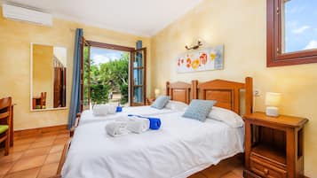 4 bedrooms, iron/ironing board, free WiFi, bed sheets