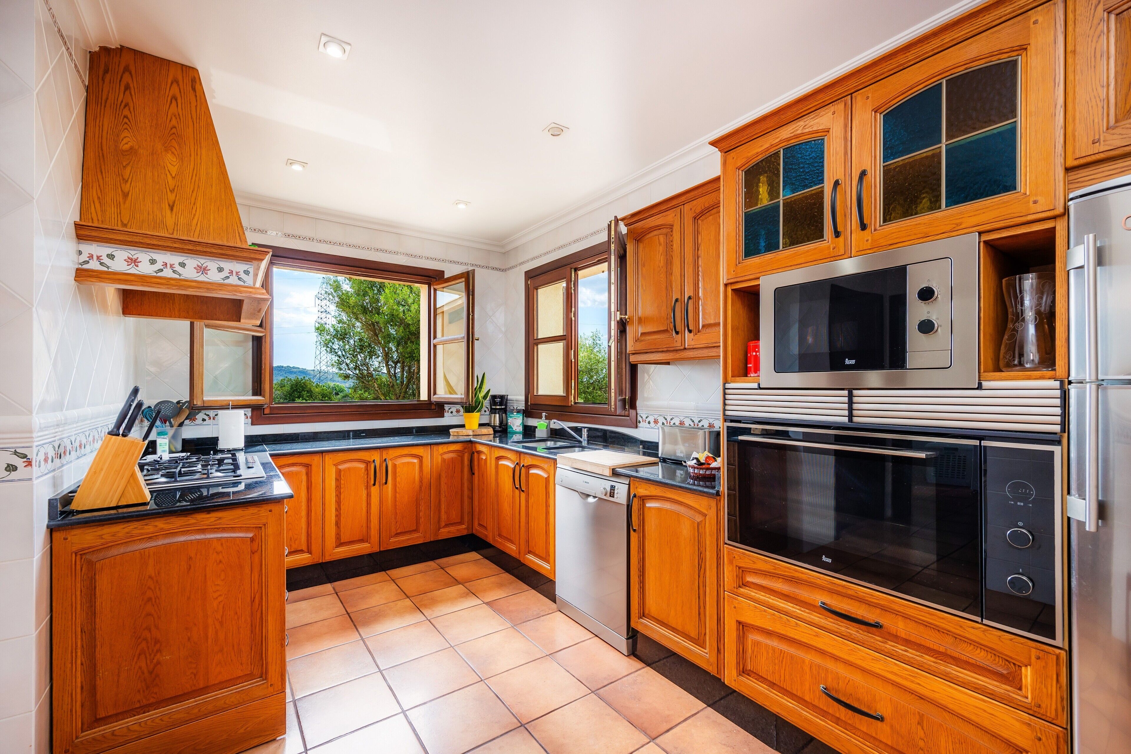 Refrigerador, microondas, horno, placa de cocina