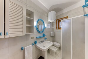 Shower, towels - Holiday Home 'Casa A Lido Marini' with Balcony and Air Conditioning (Ugento)