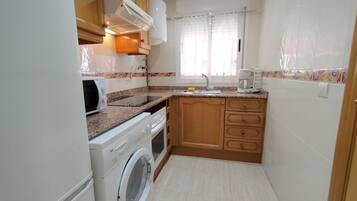 Frigorífico, microondas, horno y placa de cocina