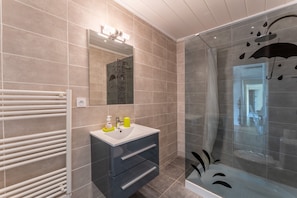 Douche, articles de toilette gratuits, sĂšche-cheveux