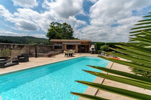 A heated pool - Holiday Home “Mas de la Tontine” with Private Pool, Terrace & Wi-Fi (Pont-Saint-Esprit)