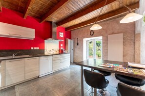 Fridge, microwave, oven, stovetop - Holiday Home 'Mas De La Tontine' with Private Terrace, Private Garden and Wi-Fi (Pont-Saint-Esprit)