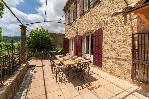 Outdoor dining - Holiday Home “Mas de la Tontine” with Private Pool, Terrace & Wi-Fi (Pont-Saint-Esprit)
