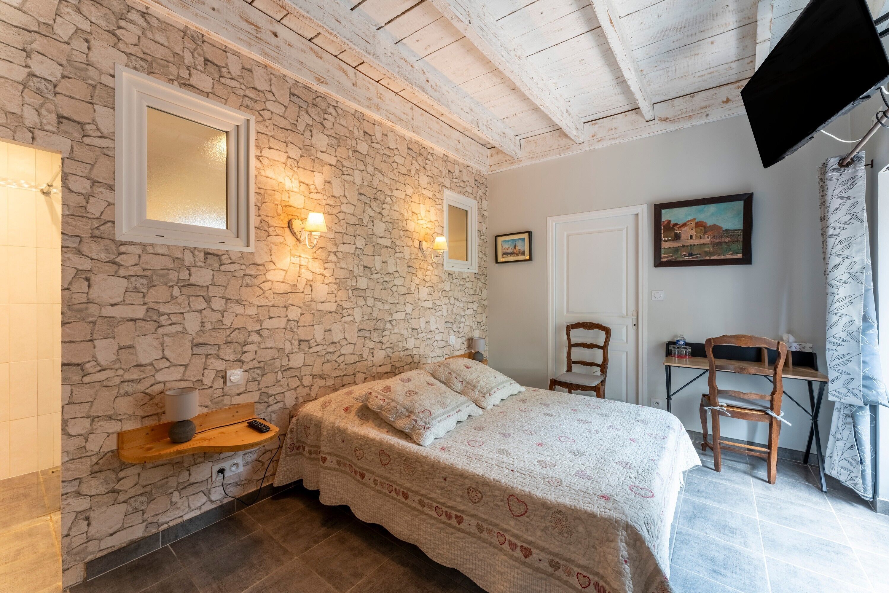 5 bedrooms, iron/ironing board, free WiFi, bed sheets