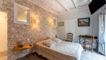 5 bedrooms, iron/ironing board, free WiFi, bed sheets