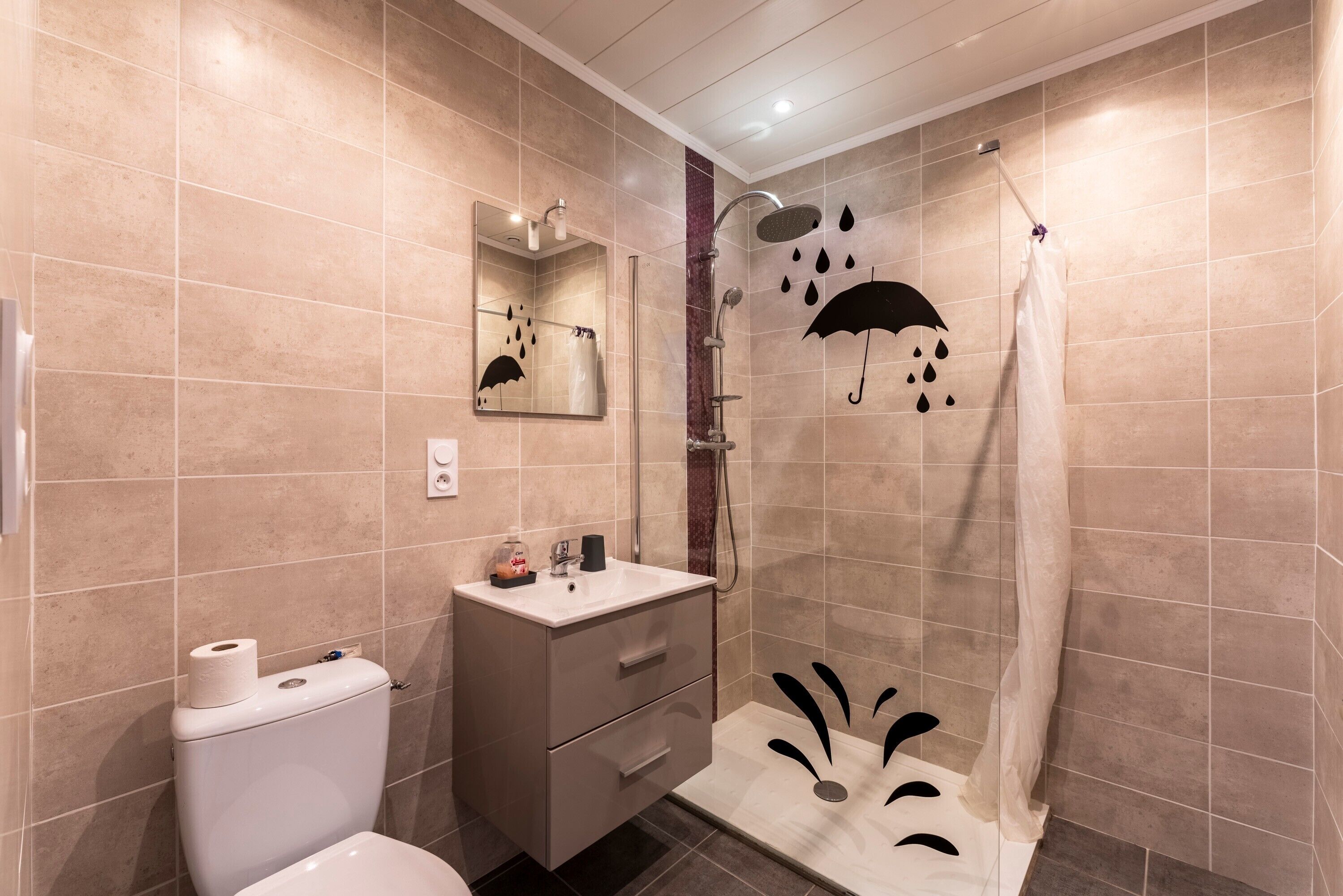 Douche, articles de toilette gratuits, sèche-cheveux