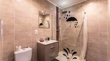Douche, articles de toilette gratuits, sĂšche-cheveux