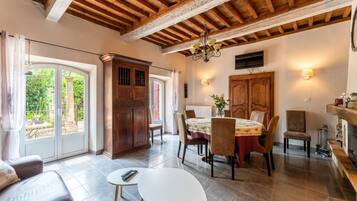 Televisión, chimenea, reproductor de DVD y estéreo