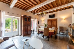 TV, fireplace, DVD player, stereo - Holiday Home 'Mas De La Tontine' with Private Terrace, Private Garden and Wi-Fi (Pont-Saint-Esprit)