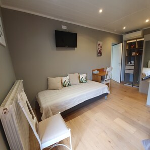 5 bedrooms, iron/ironing board, free WiFi, bed sheets
