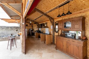 Fridge, microwave, oven, stovetop - Holiday Home 'Mas De La Tontine' with Private Terrace, Private Garden and Wi-Fi (Pont-Saint-Esprit)