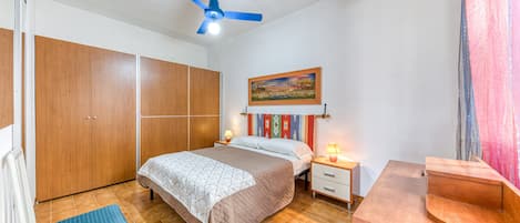 2 bedrooms, bed sheets