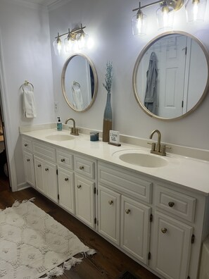 按摩浴缸、吹风机、毛巾、卫生纸