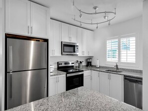 Køleskab, mikrobølgeovn, ovn, kogeplade