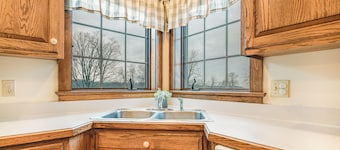 4 Mi to the Amish Village: Spacious Home w/ Deck!