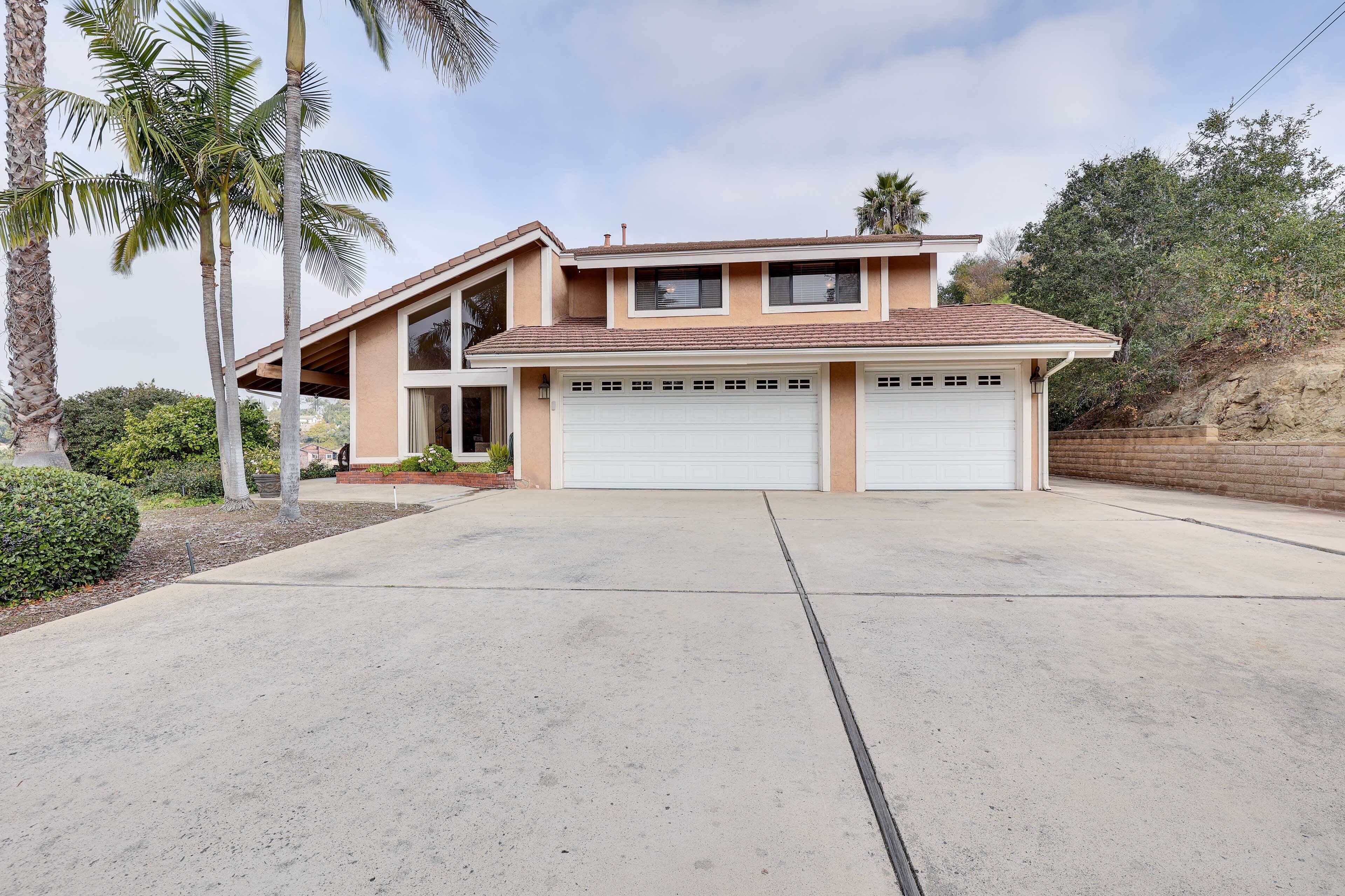 Vista Vacation Rental w/ Deck ~ 11 Mi to Beach!