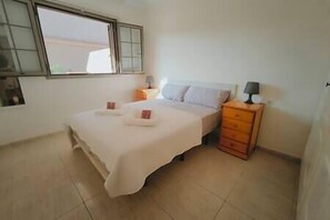 2 slaapkamers, een strijkplank/strijkijzer, reisbedje, wifi