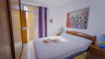 1 slaapkamer, een strijkplank/strijkijzer, reisbedje, wifi