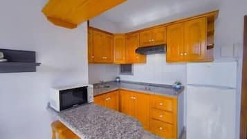 Een magnetron, een koffiezetapparaat/waterkoker