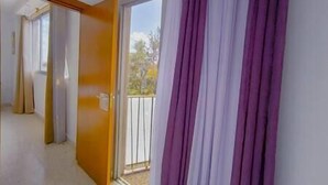 Un pasillo con una puerta corrediza que da a un balcón.