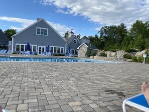 Una piscina al aire libre, una piscina climatizada