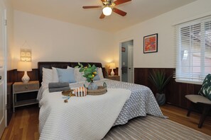 5 Schlafzimmer, Schreibtisch, Bügeleisen/Bügelbrett, Reisekinderbett