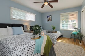 5 habitaciones, escritorio y tabla de planchar con plancha 