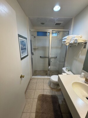 Premier-Zimmer | Badezimmer | Kostenlose Toilettenartikel, Haartrockner, Handtücher, Seife
