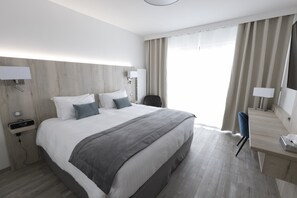 Premium-sengetøj, senge med topmadrasser, pengeskab på værelset