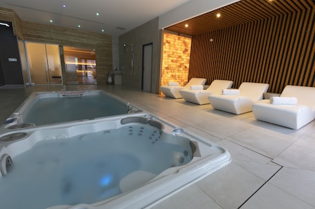 Salas de tratamiento para parejas, un sauna, una bañera de hidromasaje