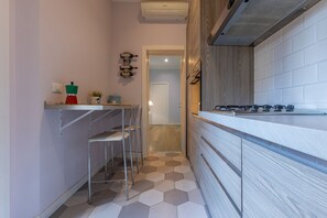 Een koelkast, een oven, een kookplaat, een vaatwasser
